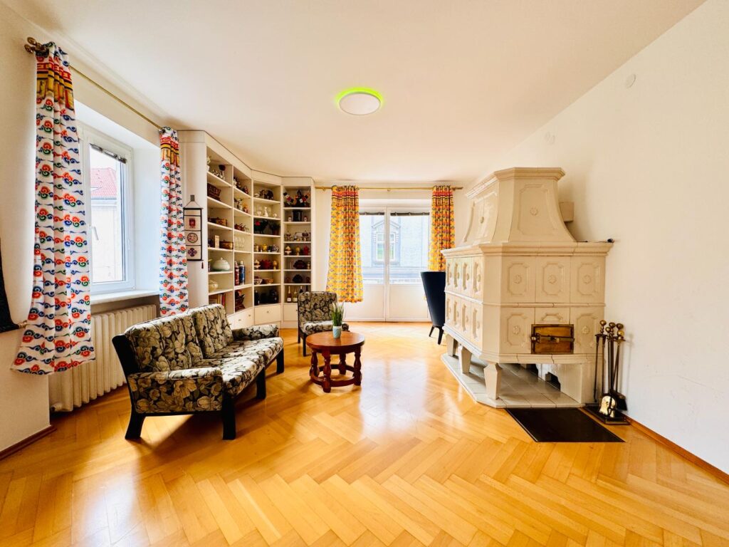 Wohnzimmer mit Kachelofen